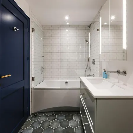 Modern In Center Apartment *